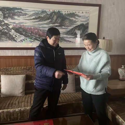 县档案馆开展慰问老干部活动