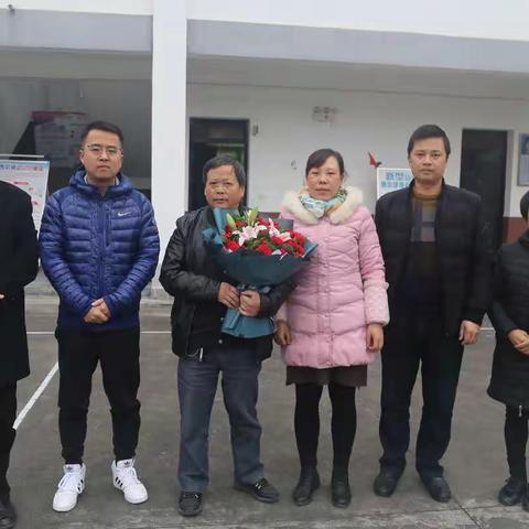 乡村教师的教育情怀，今天他正式退休