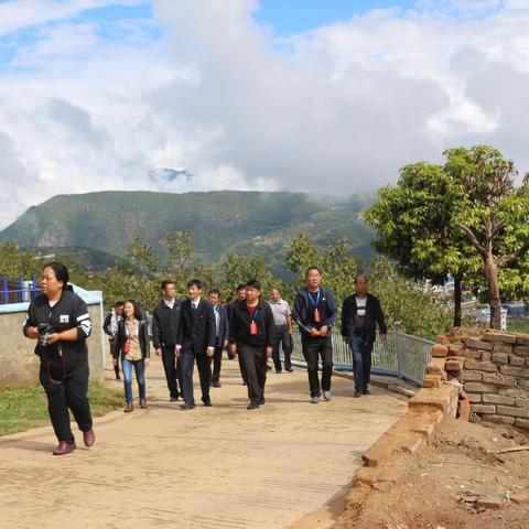 南华县政协副主席黄淑珍一行到马街中心学校视察食堂管理情况