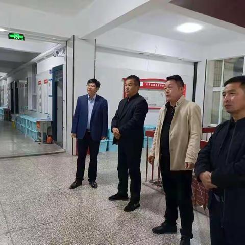 仓头中学高金朝校长一行到新安三高观摩学习激情早读