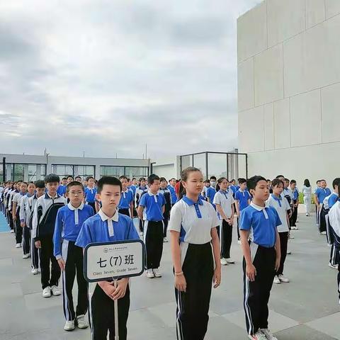 迎风而立少年郎，追光前行气轩昂