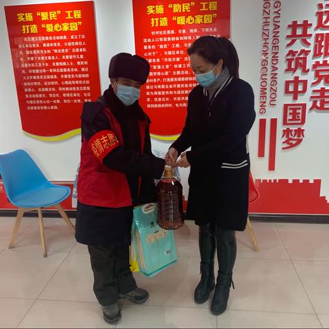 玉坤社区为贫困志愿者发放慰问品