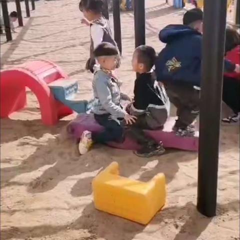 新堡镇中心幼儿园“好玩的沙池”三月份活动影集