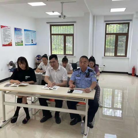 恒祥空间社区联合恒祥物业警务室民警学习社会主义发展简史