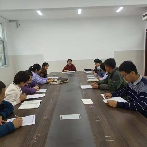 八年级三班、四班举行任课教师座谈会