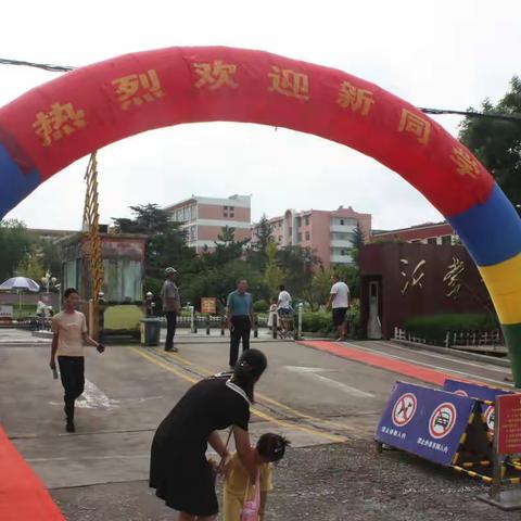 开学日，沂蒙中学党员志愿者在行动