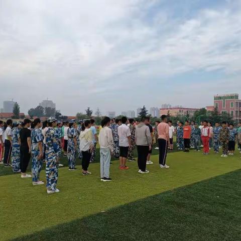 沂蒙中学组织开展新生军训活动