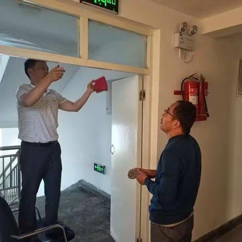 援疆教师男舍三楼掀起卫生打扫高潮