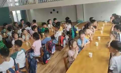 建设路小学幼儿园大班趣味课堂《抢水杯》