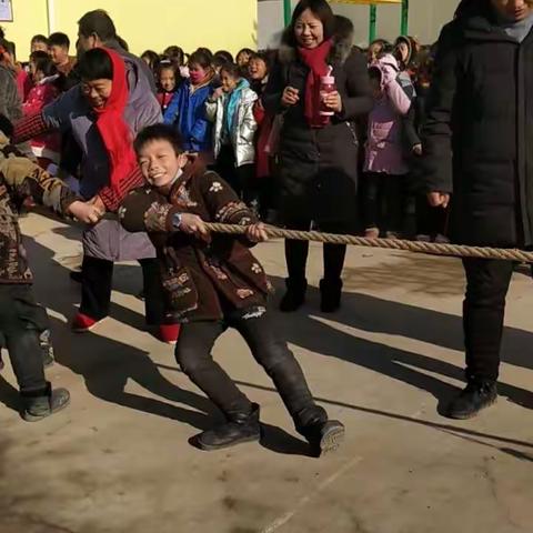 团结就是力量——郭老家小学拔河比赛