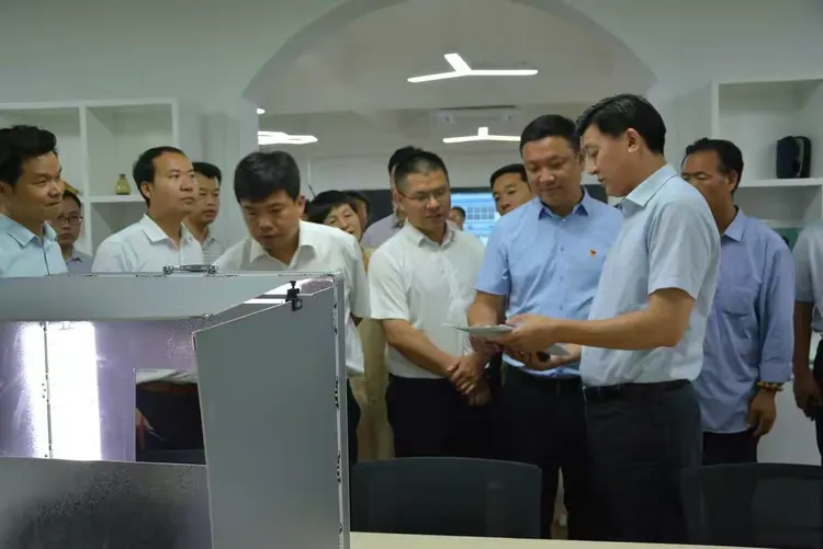 涉村镇党委书记李明刚与郑州商学院党委书记张树军共同为思政课实践