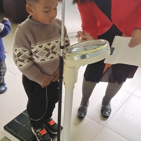 测身高 量体重 助成长—龙山小学幼儿园刘庄园小一班幼儿园身高体重测量活动