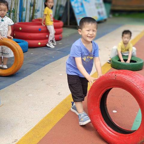 玩转户外，乐享其中。——龙山小学幼儿园小一班户外游戏活动