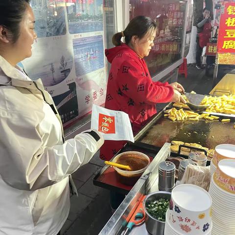 三里桥支行深入商户开展“抵制拒收现金”宣传