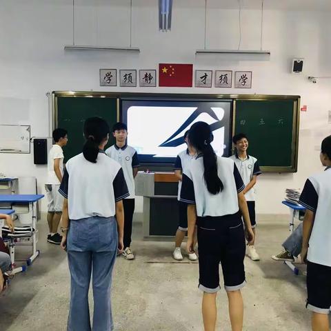 梅城初级中学八（8）班举行班会活动