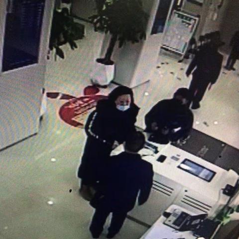 开封龙亭支行主管行长康义敏拾金不昧感动失主