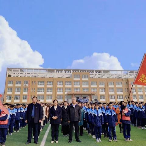 华夏波澜壮阔 少年仍需向前 洪洞县大槐树中学“树远大理想，展青春风采” 主题升旗仪式日记