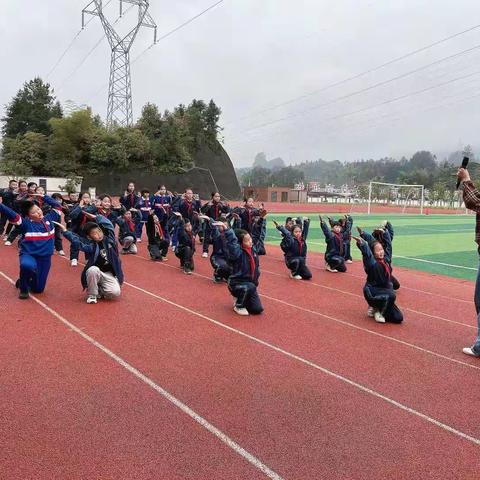 精心准备趣味运动会一一记403班赛前训练中