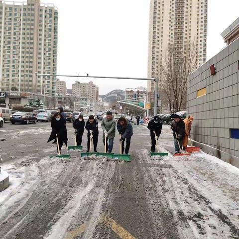 废弃物管理科奋战一线清雪