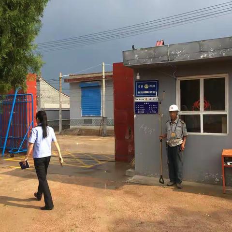 前秦小学接受秦城乡派出所安全检查