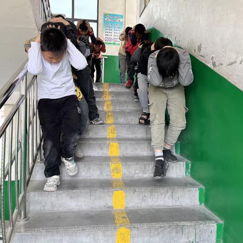 石佛寺镇四龙小学防灾减灾日系列活动