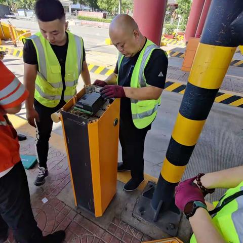 张石高速公路公司机电管理中心涞源机电维护站不畏艰辛，不畏酷暑，我们一直在行动。