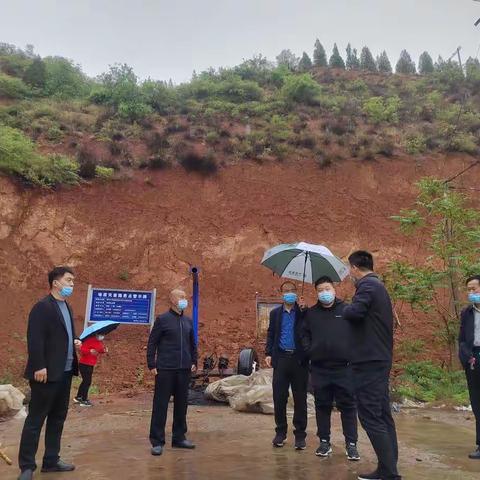 5月9日，为了减轻地质灾害风险，守护百姓安全，县局领导李治国与地灾股李永高对桑家河村崔家庄村进行检查。