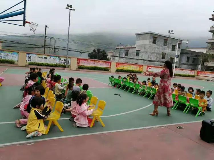 贵子第一幼儿园大二班宝贝在第九周的乐趣活动!