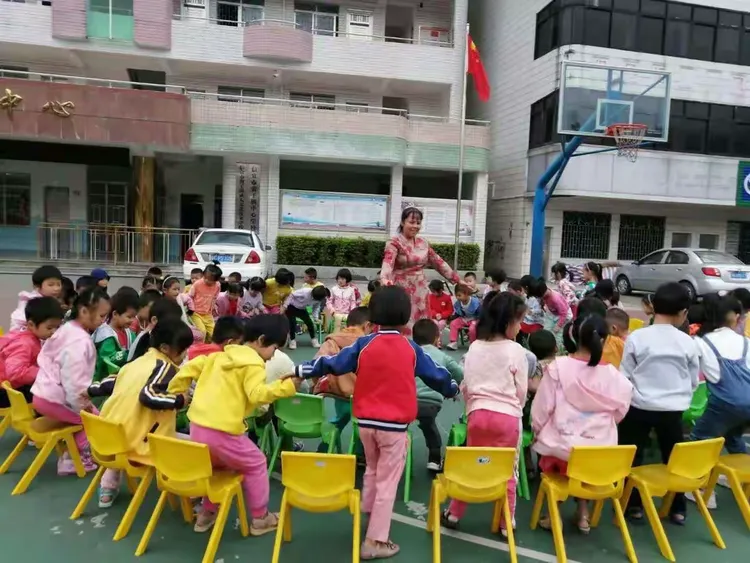 贵子第一幼儿园大二班宝贝在第九周的乐趣活动!