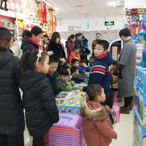 积木比赛圆满成功，看小朋友拼的多认真，期待小朋友下次参与