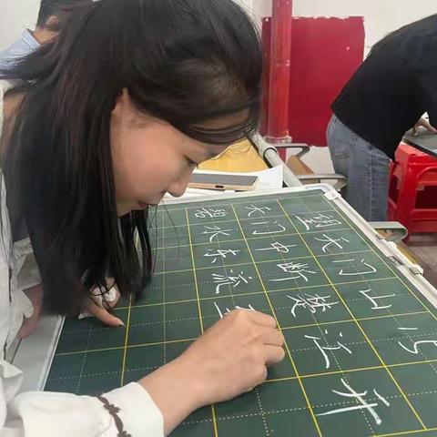 一方纸墨染中华诗韵，三寸粉笔书青春芳华--正平镇中心小学教师“三笔”基本功风采展