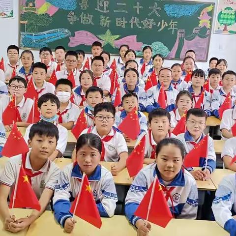 我和国旗合个影——辛集小学六一班欢度国庆