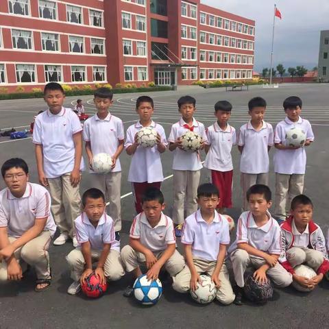 梅河口市杏岭学校乡村少年宫         飚鞠劲旅活动小组