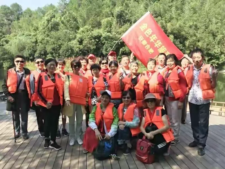 秦文斌、杨永福水中（石窟）游合影。