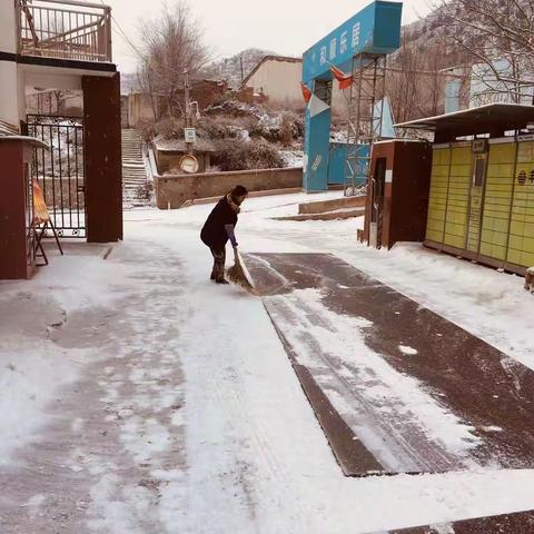 瑞雪兆丰年  物业扫雪忙