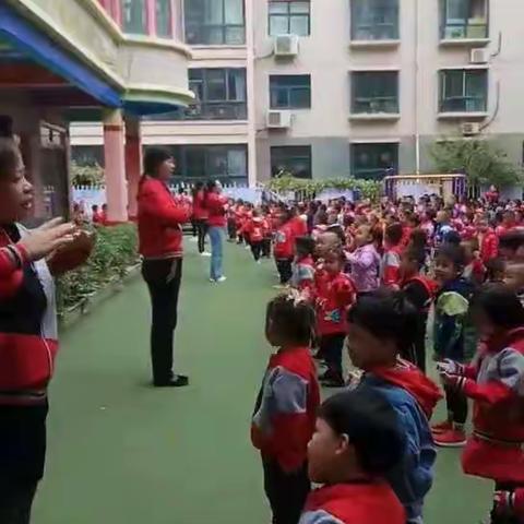 开开心心进班   快快乐乐体验——小一班开展“家长进班体验活动”