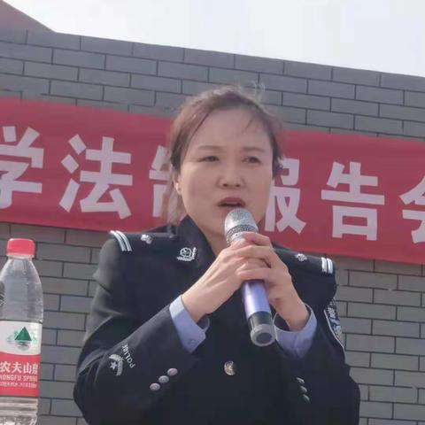 公安民警为新海中学师生罩上“金钟罩”