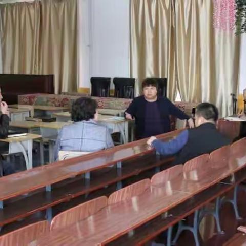 松岭区副区长刘丽华深入社区教育学院检查指导工作
