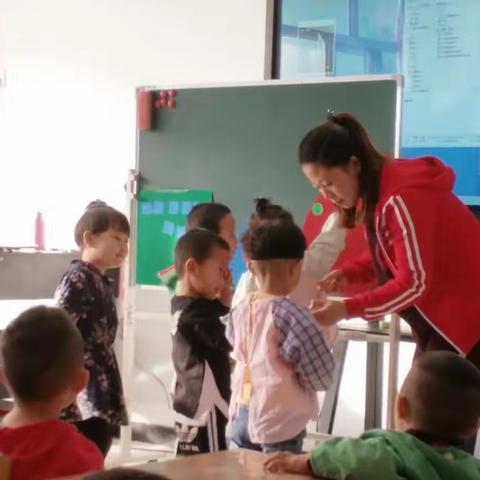 城关小学附属幼儿园—小二班11月主题活动—《颜色蹦蹦跳跳》