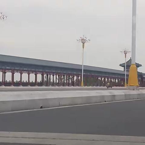 廊桥飞架南北，繁华连接宁静