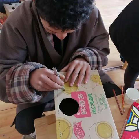 巧手创新，变废为宝 _郎木寺镇中心双语幼儿园亲子制作玩具活动