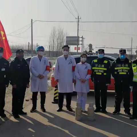 科学防控 控制疫情–鹿楼镇中心卫生院防疫志愿者向卡口执勤人员送去中药茶饮及香包
