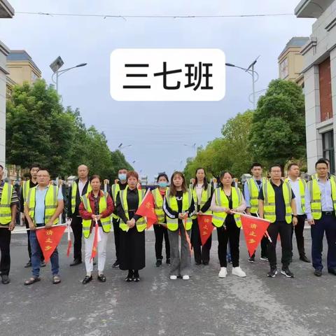 团结 友爱五完人 努力向上三七班