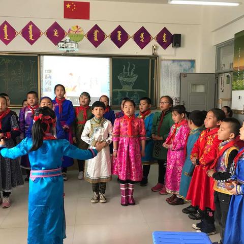 乌拉特前旗蒙古族小学二（一）中队熬蒙古茶活动
