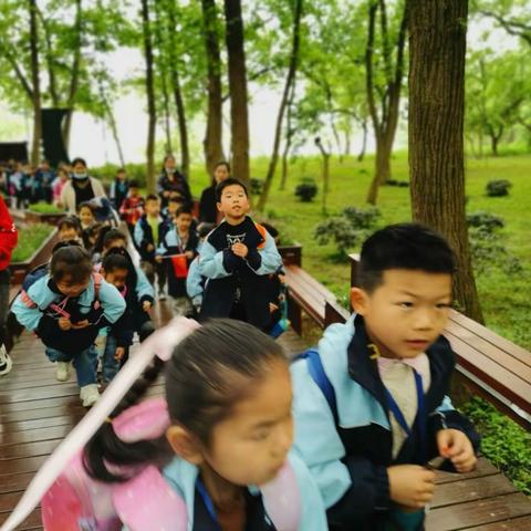 兰花学子，一年级（3）班       我们春游啦！