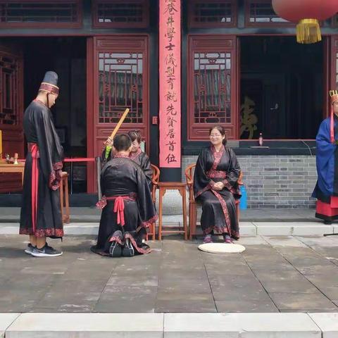 香满春城梅不傲，更随桃李拜师来!