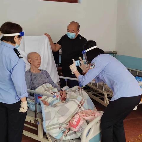 古冶分局大庄坨派出所“真心为民办事，倾心为民解忧”——-主动为行动不便老人上门办理身份证