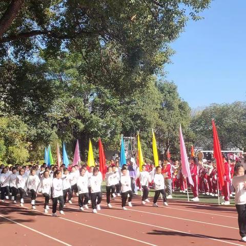 赛场尽头，欢呼涌现，以运动致青春–湘南学院附属小学秋季运动会—296班