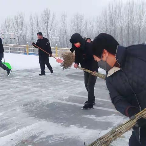 丰润考试场齐动手清扫积雪，为驾考保驾护航