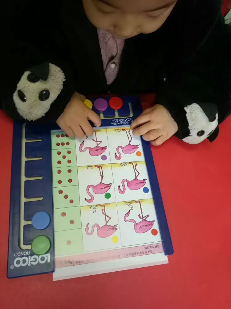 孩子们也是通过观察画面内容，并按照事情发生的先后顺序进行排列，从而也养了孩子的观察理解能力，以及推理